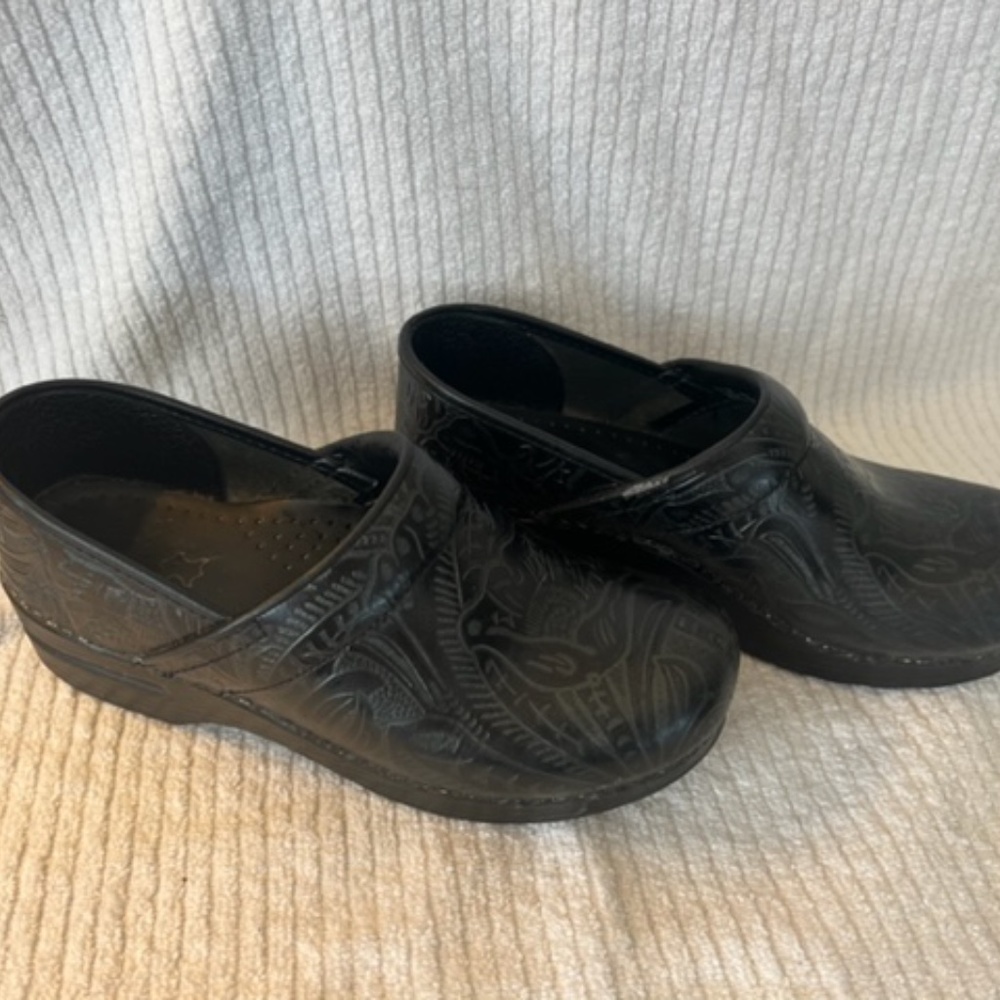 Dansko black printed shoes clogs